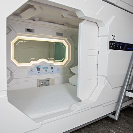 Puffin Nest Capsule Hostel Вестманеяр Екстериор снимка