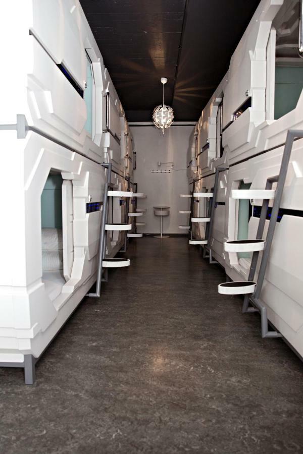 Puffin Nest Capsule Hostel Вестманеяр Екстериор снимка